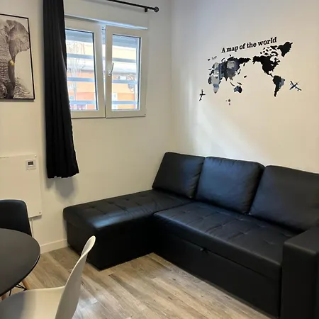 Blanco Y Negro En El Centro דירה